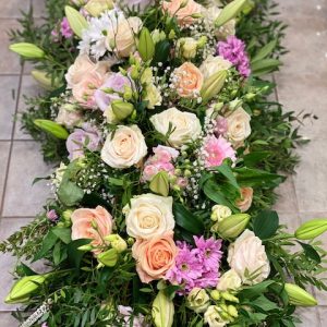 Coussin long tons clairs